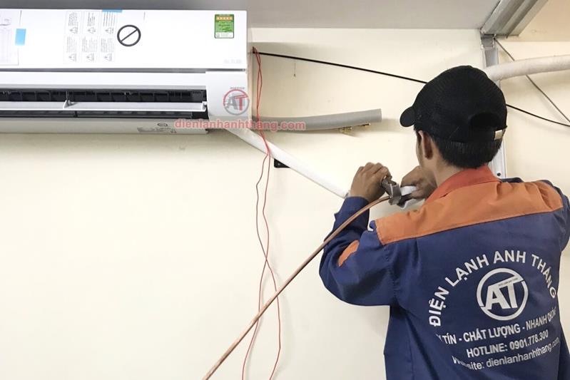 Kết nối ống đồng vào dàn lạnh Điện lạnh Anh Thắng