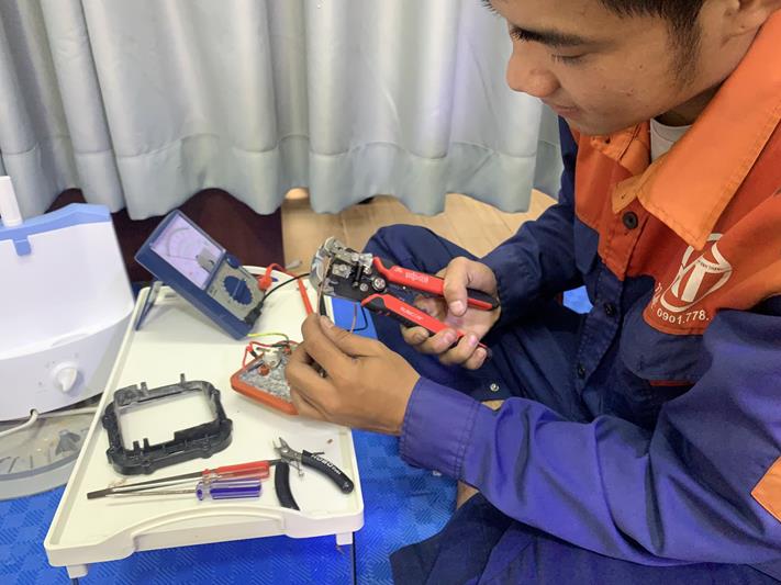 Thợ sửa bàn ủi hơi nước Điện lạnh Anh Thắng