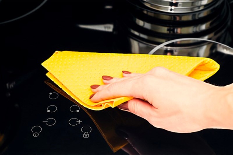 Bảng điều khiển bếp từ dính nước