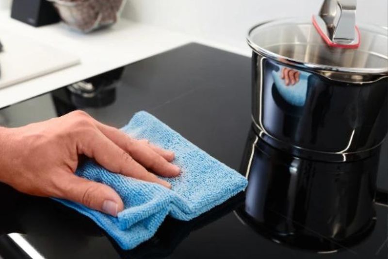 vệ sinh mặt bếp hồng ngoại