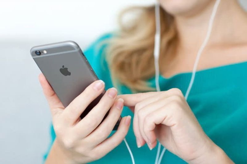 cắm và tháo tai nghe nhiều lần