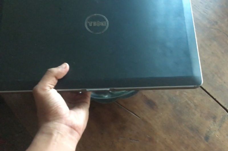 đặt laptop lên vật nặng