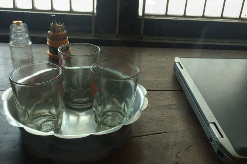 đặt vật nặng lên khay