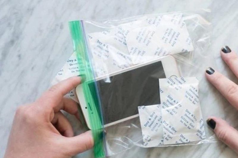 Để máy vào túi hút ẩm