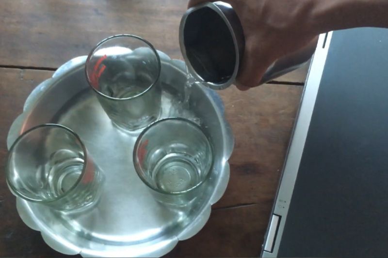 đổ nước vào khay