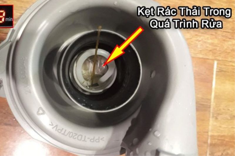 ket rac trong may rua bat