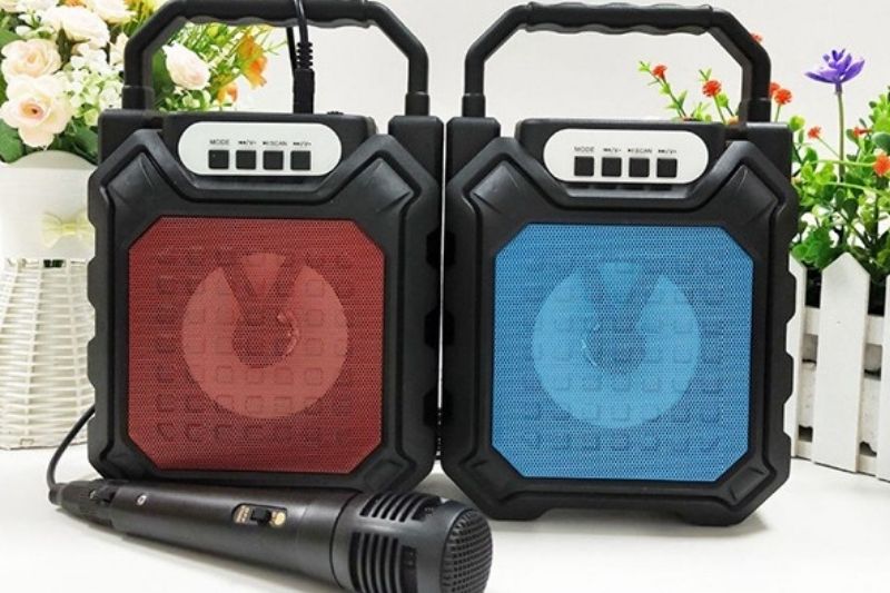 một micro kết nối nhiều loa kẹo kéo