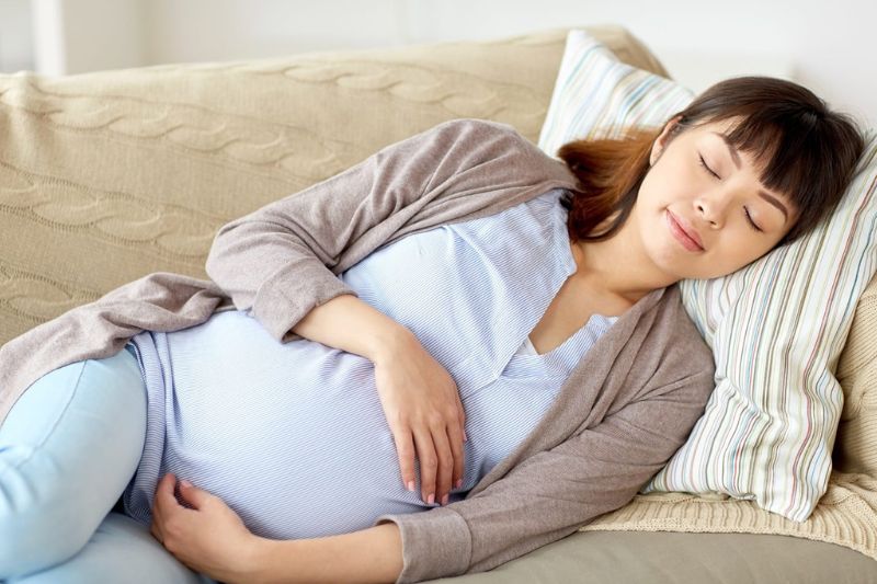 bà bầu nằm máy lạnh