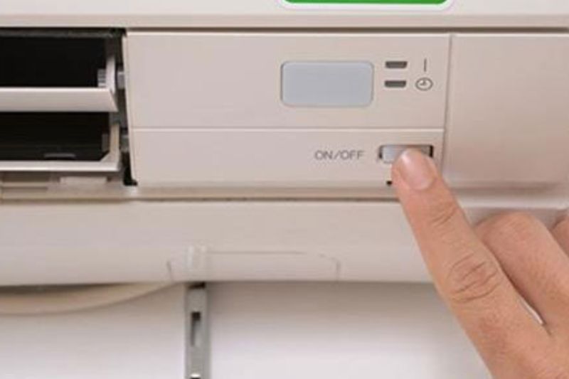 mở máy lạnh bằng nút nguồn