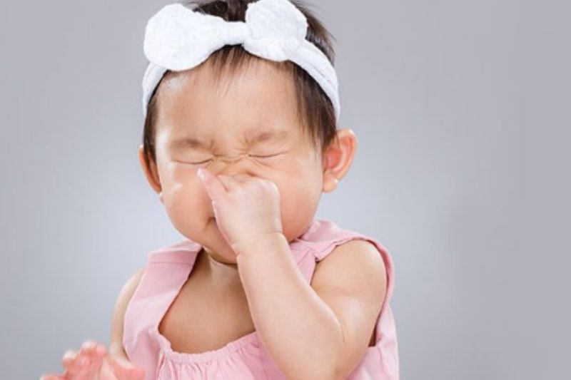 bé bị nghẹt mũi