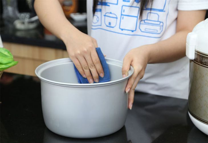 Nguyên Nhân - Cách Khắc Phục Lỗi C10 Nồi Cơm Điện Toshiba 2025 Lau nồi cơm điện