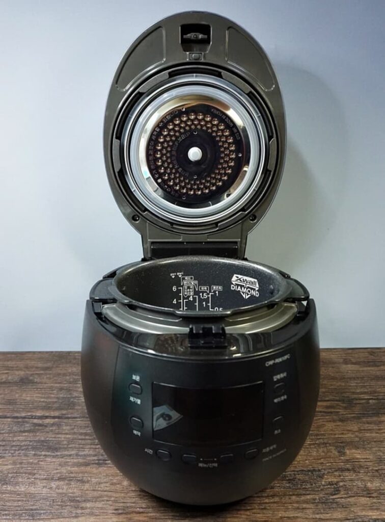 Đặt lòng nồi trước khi nấu