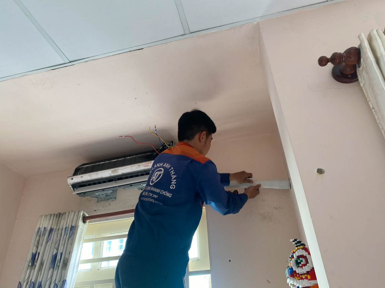 Hình kỹ thuật viên tại Điện lạnh Anh Thắng 1
