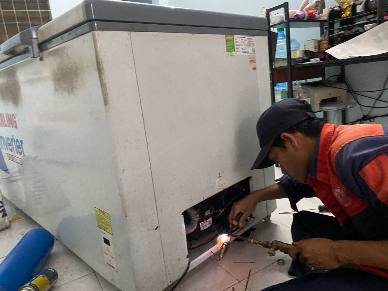 Hình kỹ thuật viên tại Điện lạnh Anh Thắng 2