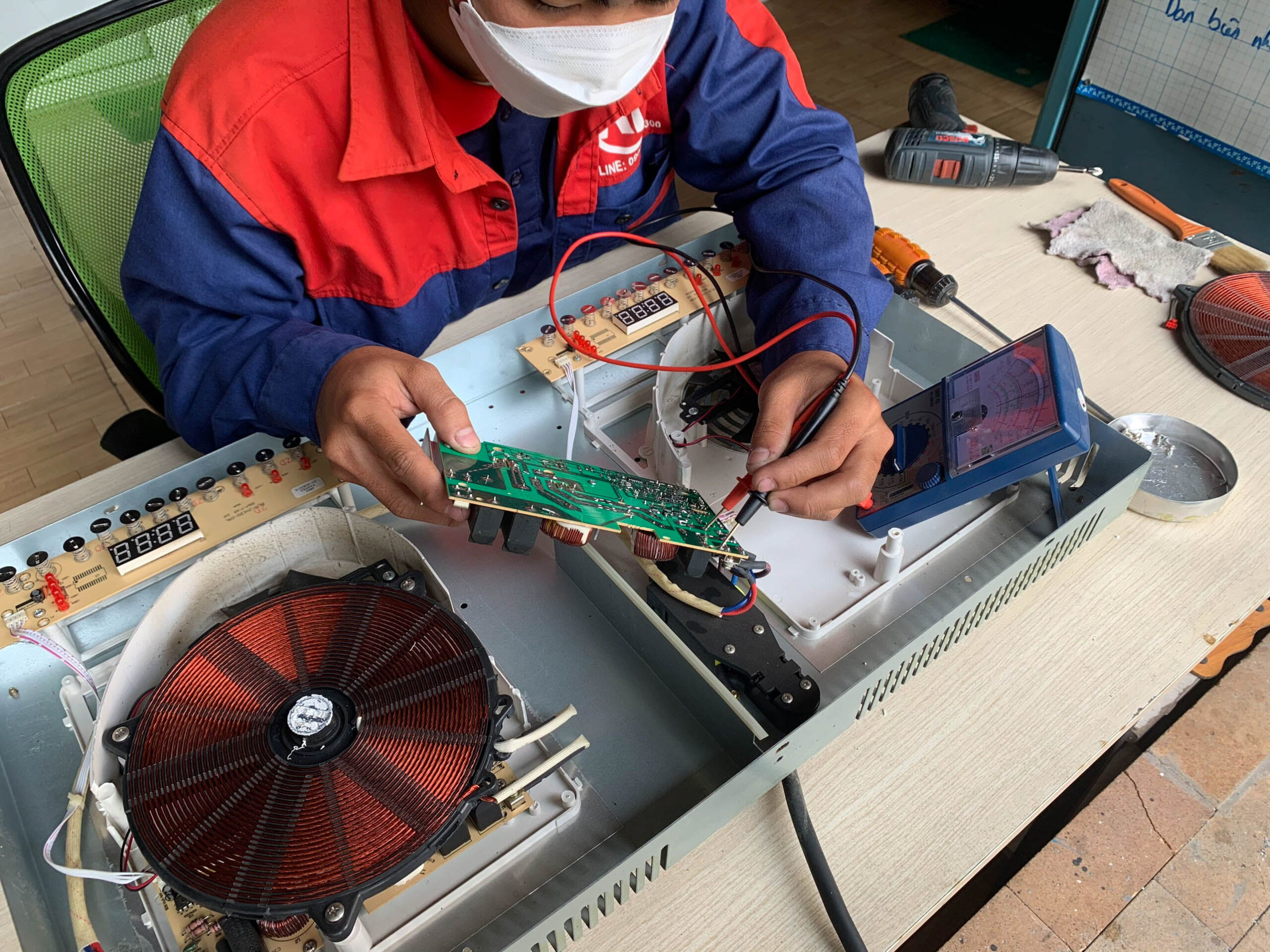 Hình kỹ thuật viên tại Điện lạnh Anh Thắng 4