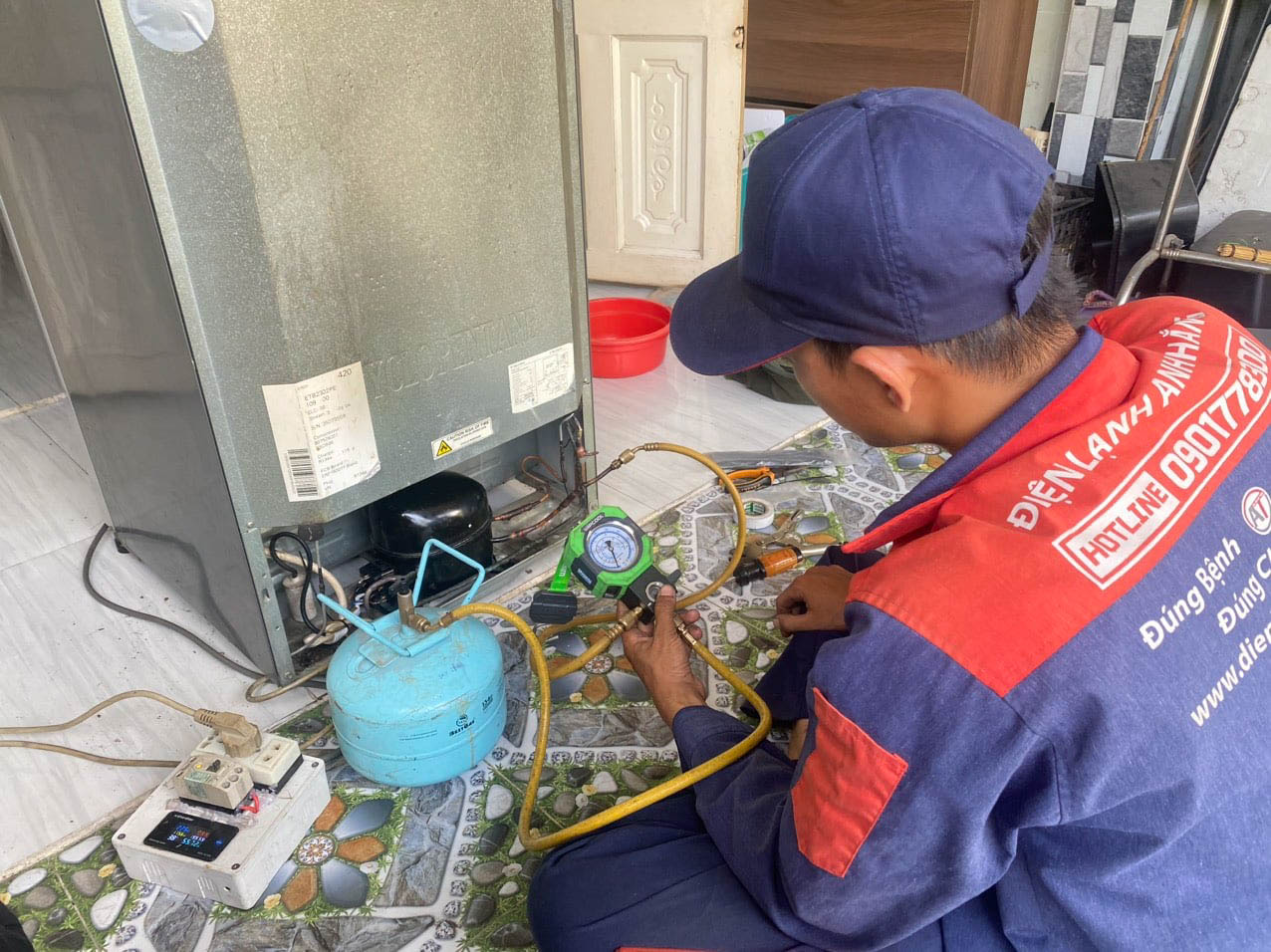 Hình kỹ thuật viên tại Điện lạnh Anh Thắng 7
