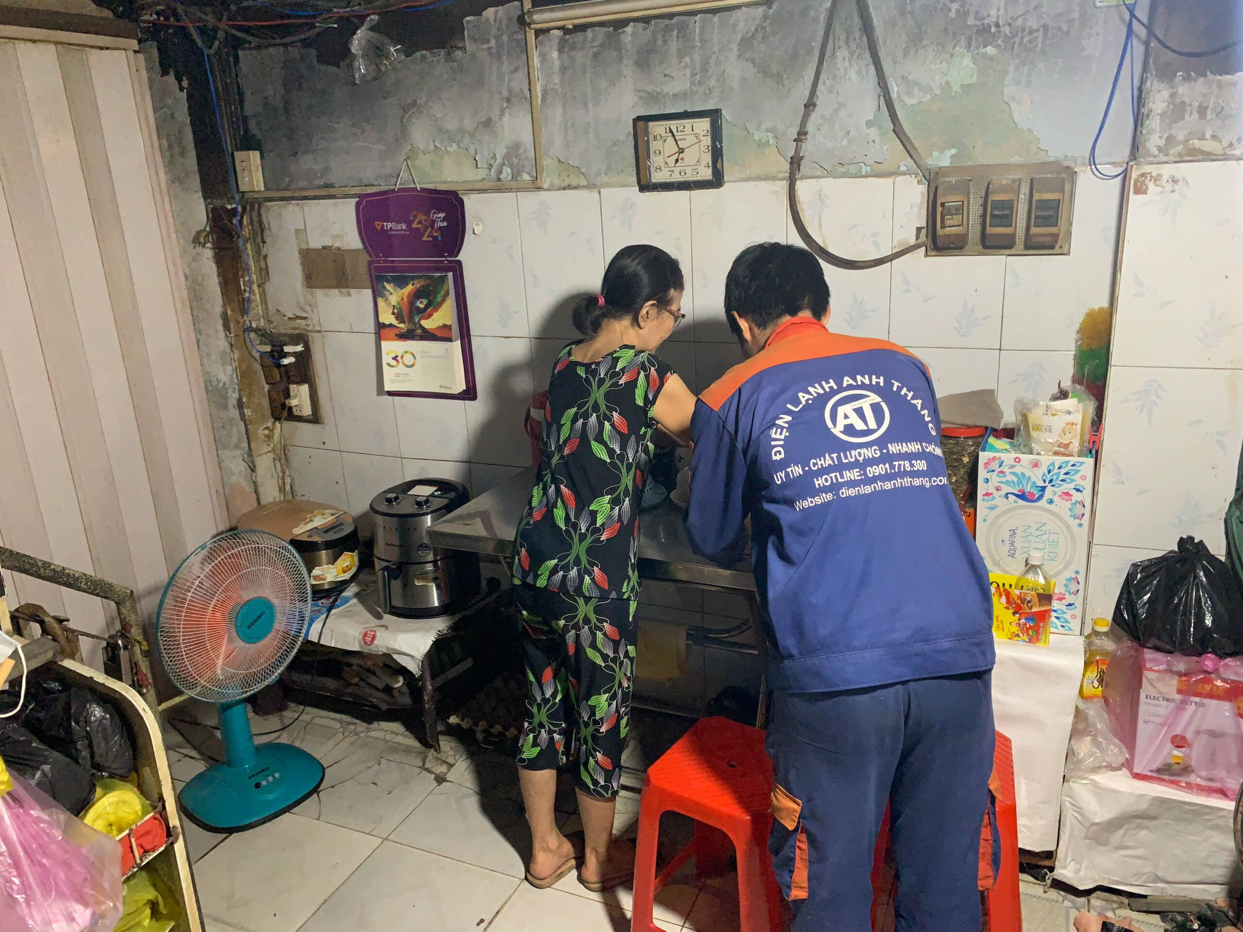 Hình thợ và khách tại Điện lạnh Anh Thắng 2