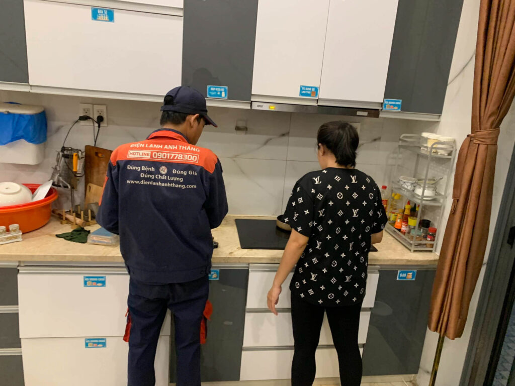 Hình thợ và khách tại Điện lạnh Anh thắng 3