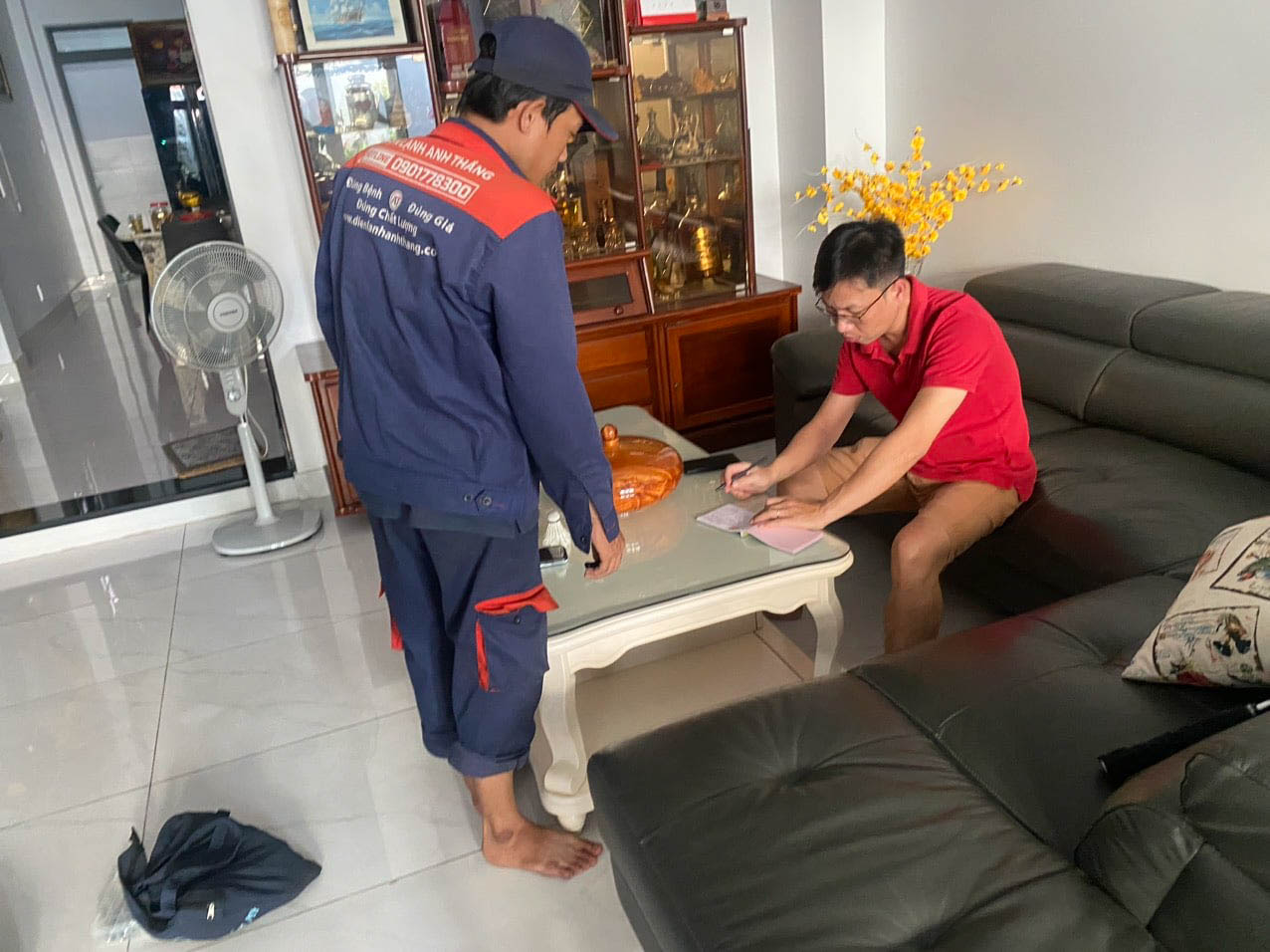 Hình thợ và khách tại Điện lạnh Anh Thắng 4