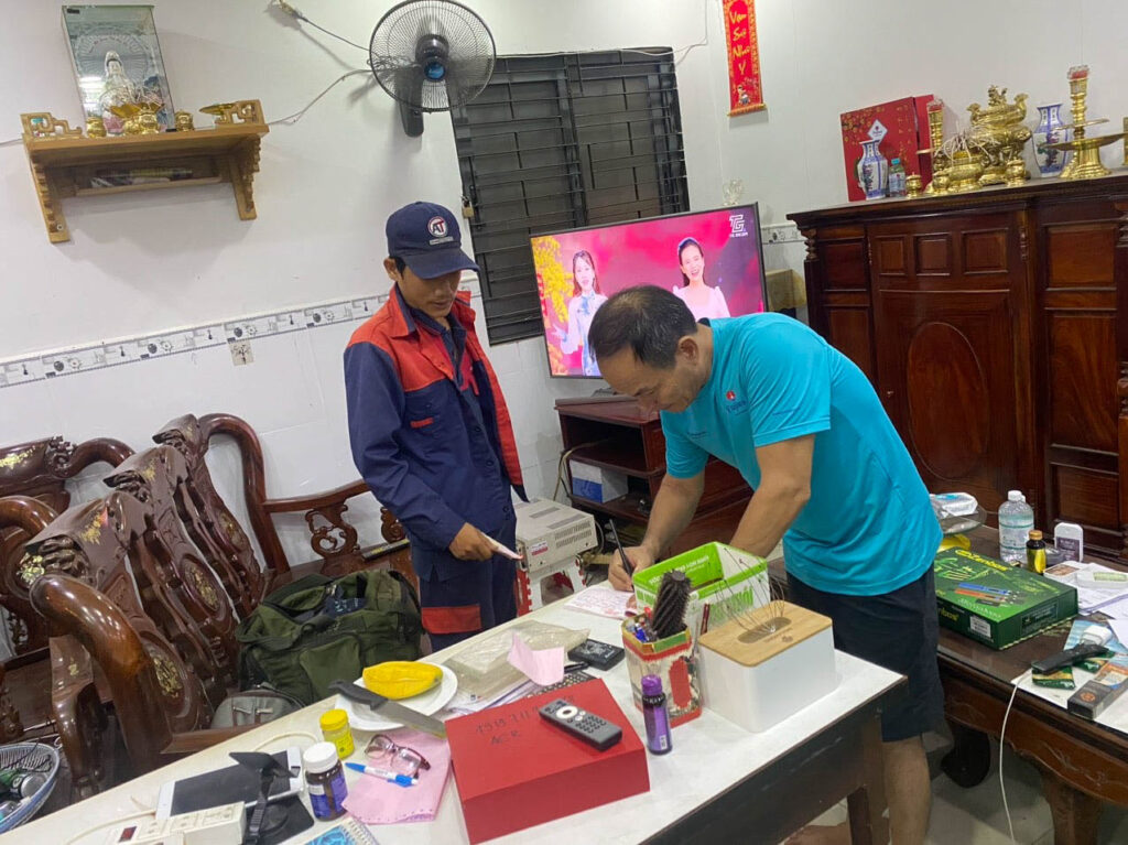 Hình thợ và khách tại Điện lạnh Anh Thắng 6