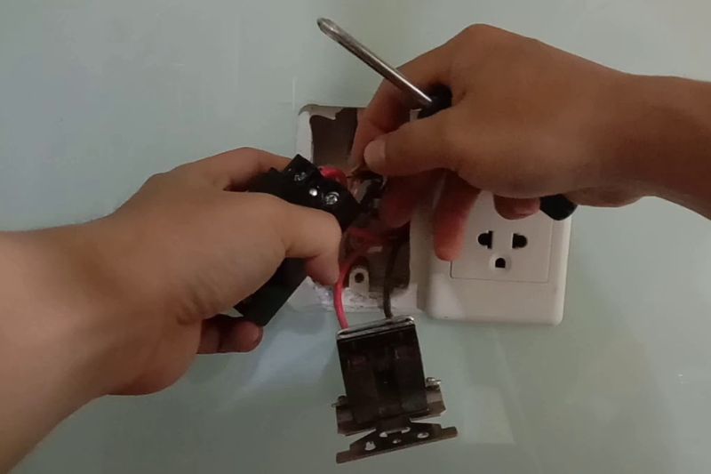 Nguyên Nhân Máy Lạnh Bị Nhảy CB Và Cách Khắc Phục Hiệu Quả 2025 thay mới cb máy lạnh