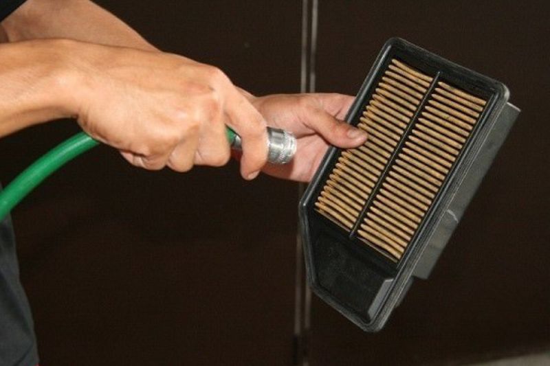 Tip: Cách Vệ Sinh Lọc Gió Máy Lạnh Xe Ô Tô Được Đúng Cách 2025 làm khô lọc gió