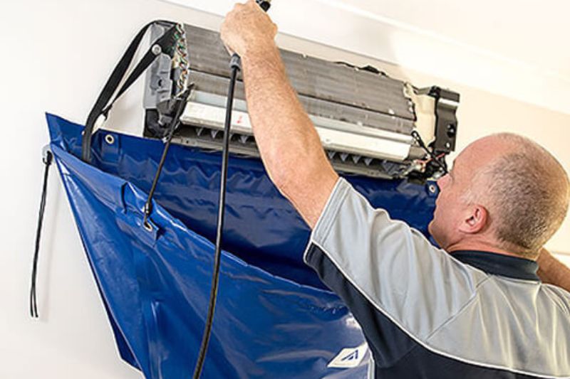 Cách Rửa Máy Lạnh Ngay Tại Nhà Được Nhanh Chóng Hiệu Quả 2025 lắp túi trùm