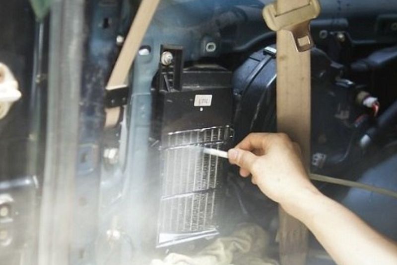 Tip: Cách Vệ Sinh Lọc Gió Máy Lạnh Xe Ô Tô Được Đúng Cách 2025 vệ sinh lọc gió