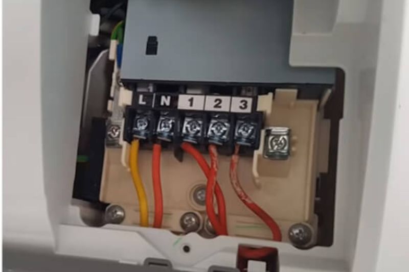 Hướng Dẫn Cách Đấu Dây Điện Máy Lạnh Tại Nhà Bạn Nên Biết 2025 chân đấu dây điện dàn lạnh