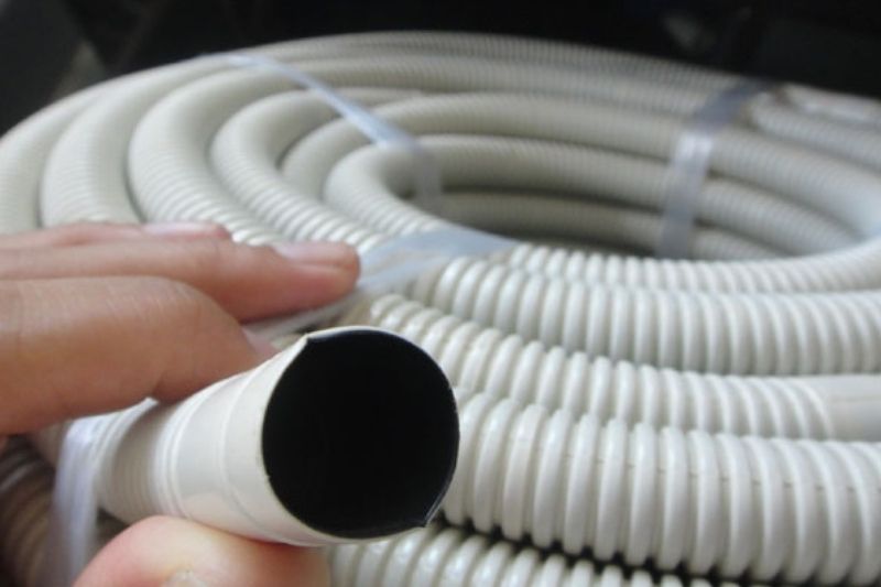 ống nước máy lạnh