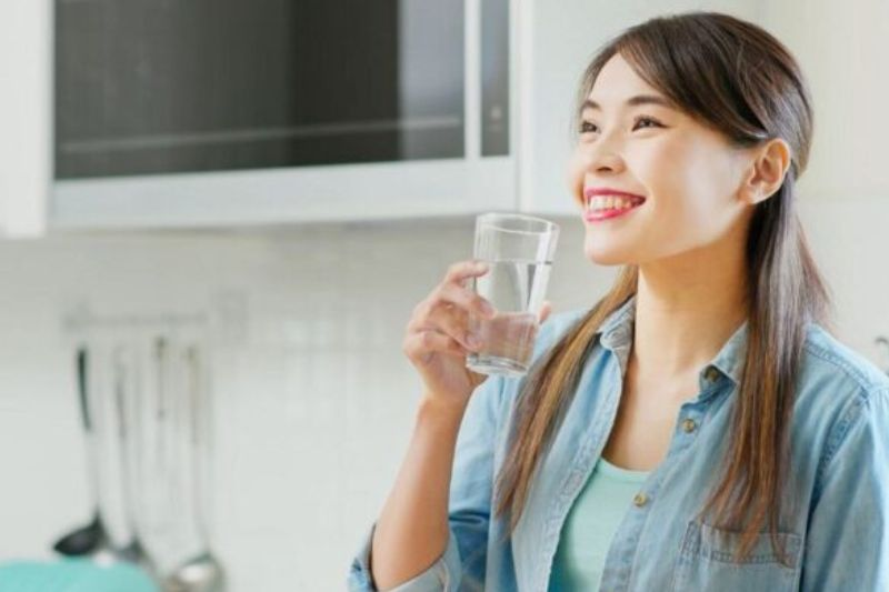 Người Bị Sốt Có Nên Nằm Máy Lạnh Không? Lưu Ý Khi Sử Dụng 2025 uống đủ nước