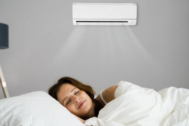 Bị Sốt Có Được Nằm Máy Lạnh Không? Lưu Ý Khi Dùng Máy Lạnh 2025 hơi lạnh thổi trực tiếp vào người