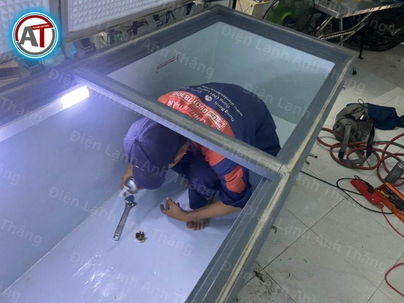 Thợ sửa tủ đông công nghiệp chuyên nghiệp Điện lạnh Anh Thắng