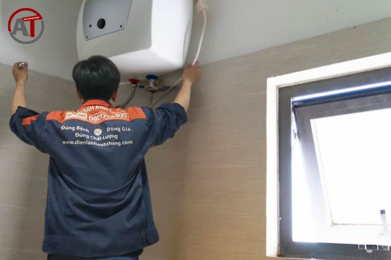 Vệ sinh bình nước nóng lạnh công nghiệp Điện lạnh Anh Thắng