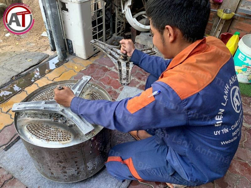 Giá Thay Chảng Ba Máy Giặt Electrolux TPHCM Minh Bạch Và Rõ Ràng 2026 thay chảng ba máy giặt bị rỉ sét Điện lạnh Anh Thắng