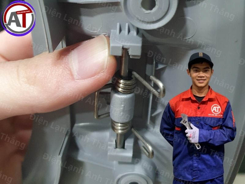 Thay Chốt Cửa Máy Giặt Chính Hãng, Chuyên Nghiệp , Giá Tốt 2025 thay chốt cửa máy giặt tại nhà Điện lạnh Anh Thắng