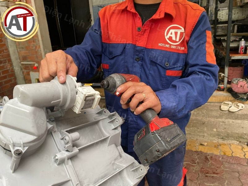 thay motor xả máy giặt tại nhà Điện lạnh Anh Thắng