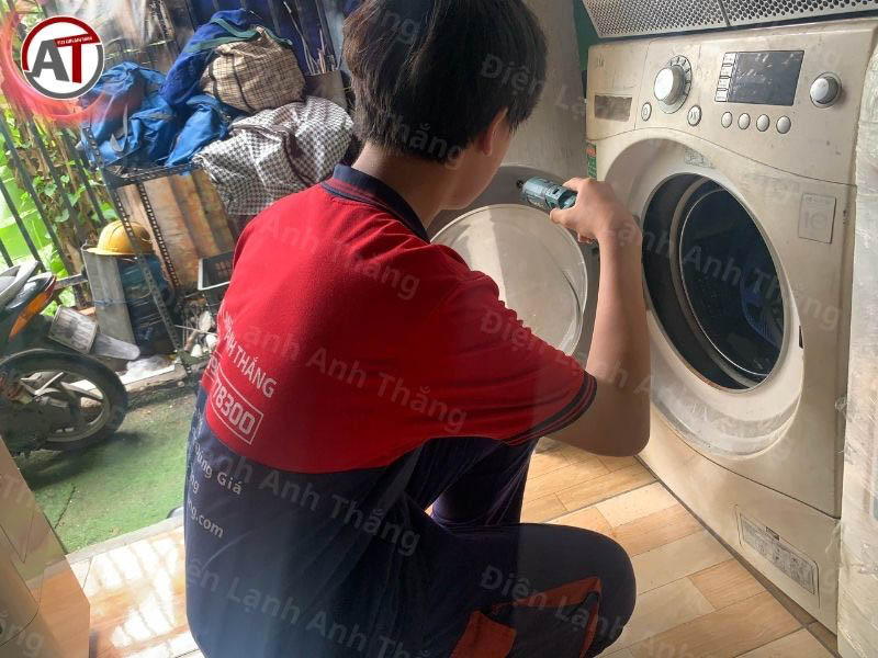 Thay Tay Nắm Cửa Máy Giặt Electrolux TPHCM Tại Nhà - Đúng Kỹ Thuật 2026 thay tay nắm cửa máy giặt tại nhà Điện lạnh Anh Thắng