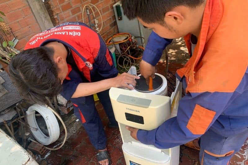 Vệ sinh cây nước nóng lạnh tại nhà Điện lạnh Anh Thắng