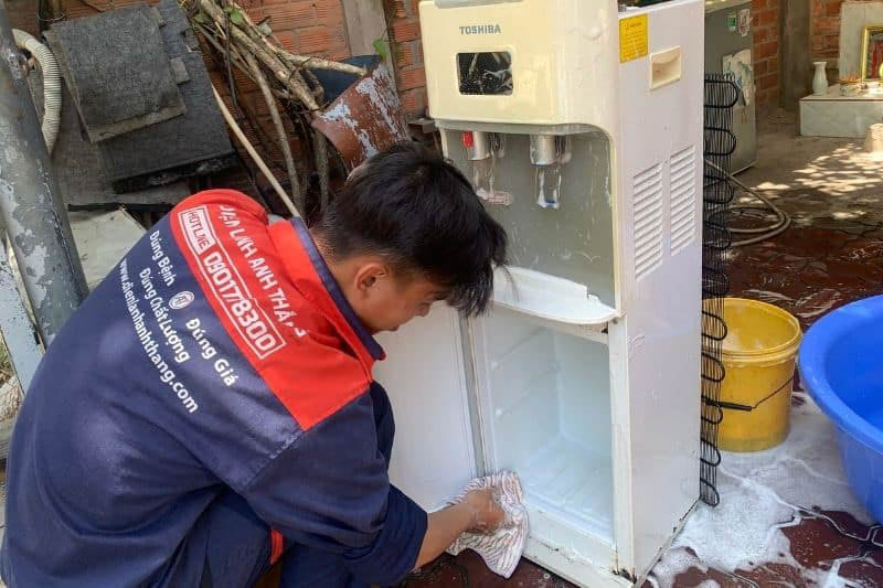 Vệ sinh cây nước nóng lạnh uy tín Điện lạnh Anh Thắng