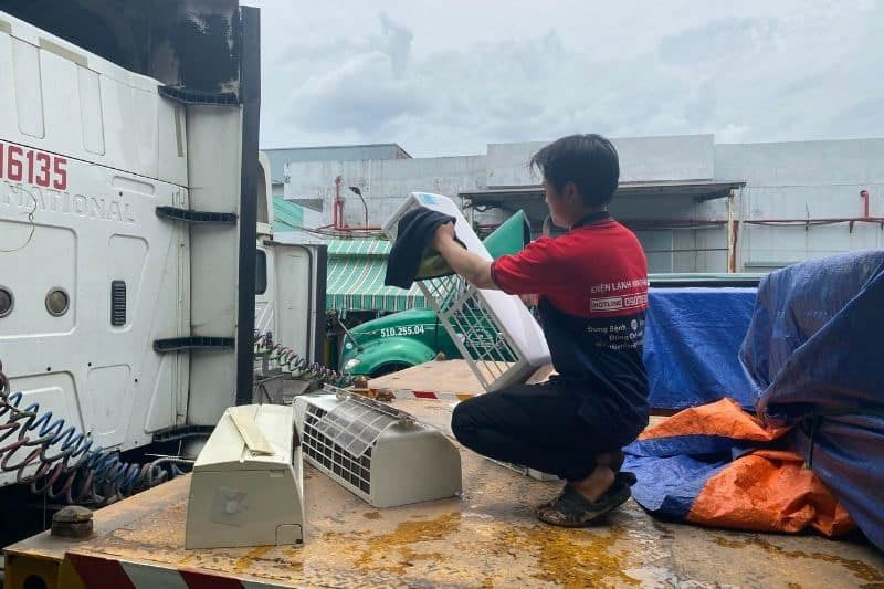 Vệ Sinh Máy Lạnh Dùng Hóa Chất Hay Dung Dịch Gì Để Sạch Mà Không Hại Máy 2026 Bảo trì máy lạnh uy tín Điện lạnh Anh Thắng