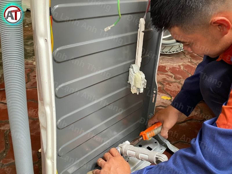 Thay Giảm Xóc Máy Giặt TPHCM Nhanh Gọn, Chuẩn Xác 2026 thay giảm xóc máy giặt tại tphcm Điện lạnh Anh Thắng