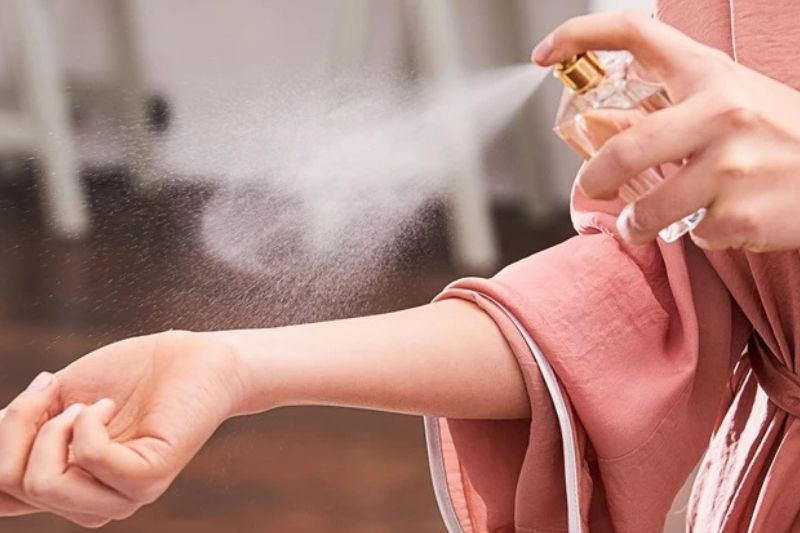 xịt nước hoa