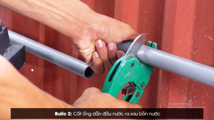 cắt ống dẫn máy giặt