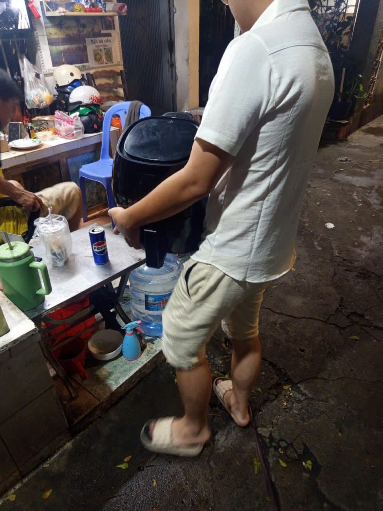 Nồi chiên không dầu bám dầu mỡ lâu ngày – ca kiểm tra thực tế 2026 25 12 2025 ve sinh noi chien khong dau phu nhuan.jpg