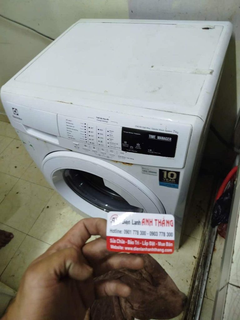 Máy giặt bốc khói khi vận hành – Ca kiểm tra thực tế 2026 31 12 2025 sua may giat electrolux boc khoi quan 3.pjg 2