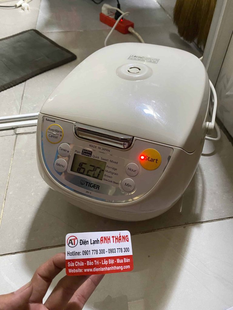 Nồi cơm điện nấu bị thiêu trong quá trình sử dụng – Ca kiểm tra thực tế 2026 03 01 2026 sua noi com dien nau bi thieu com tan phu.JPG