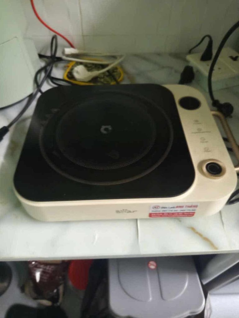 Bếp từ lên nguồn nhưng không vận hành – Ca kiểm tra thực tế 2026 05 01 2025 sua bep tu loi board tan phu.jpg 2