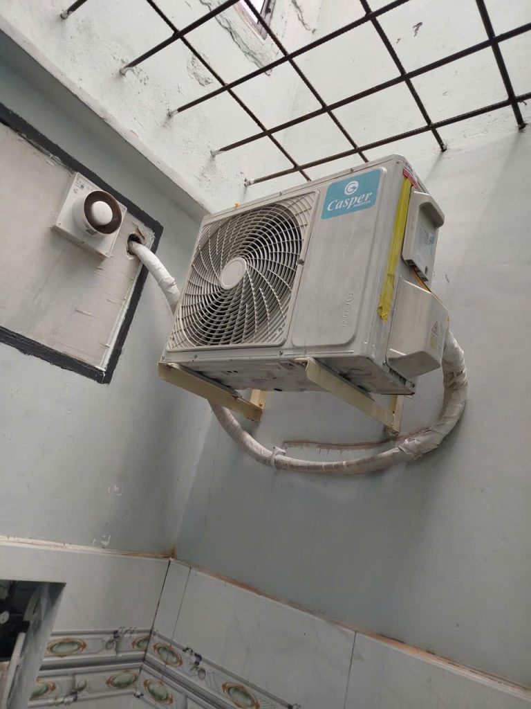 Cục nóng máy lạnh cần lắp đặt hoàn chỉnh – Ca kiểm tra thực tế 2026 08 01 2026 sua may lanh ho tro lap bao hanh tan phu.JPG