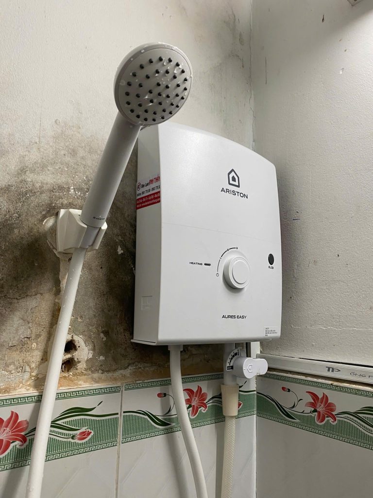 Máy nước nóng Ariston lắp đặt hoàn chỉnh – Ca kiểm tra thực tế 2026 may nuoc nong ariston lap dat hoan chinh 1.jpg 1